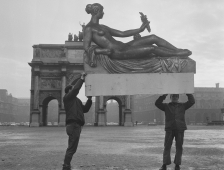 Jardiniers transportant des maquettes de statues d’Aristide Maillol dans le jardin du Carrousel, la 14 janvier 1964