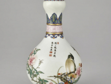 Flacon à col renáé, Chine, atelier de Jingdezhen; dynastie Qing, période Qianlong (1736–95), porcelaine, 12 x 18.9 cm, Musée du  Louvre © RMN-Grand Palais (musée du Louvre)/Stéphane Maréchalle  