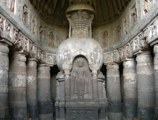 Intérieur du chaitya (sanctuaire) no 19. Bouddha placé devant le stupa, caractéristique de la phase 2. Bibl: Louis Frédéric L'art de l'Inde et de l'Asie du Sud-Est, Flammarion, Tout l'art, 1994, p. 70-71.